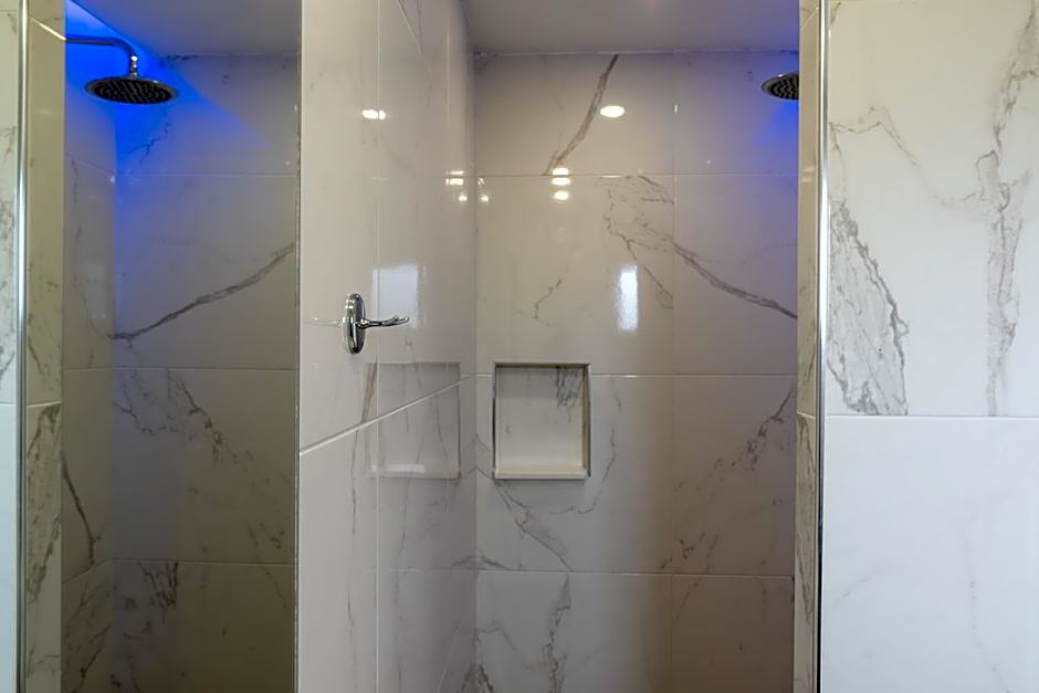 Village Inn Studios & Family Apartments