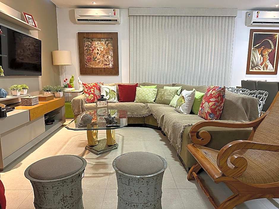 Spacious house for up to 19 people, 5 minutes from the beach.