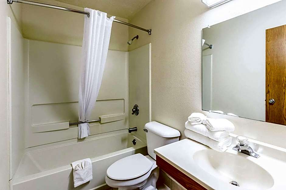 Econo Lodge Inn & Suites