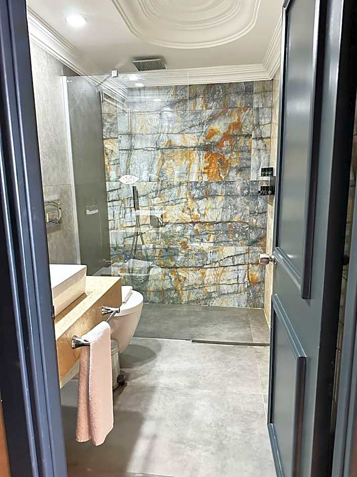 LAUR HOTELS Experience & Elegance