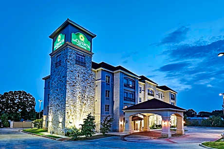 La Quinta Inn & Suites by Wyndham DFW Airport West - Euless