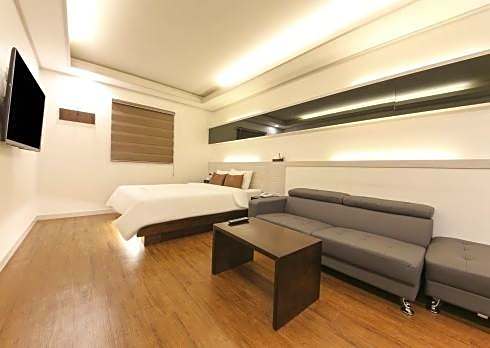 H  Hotel