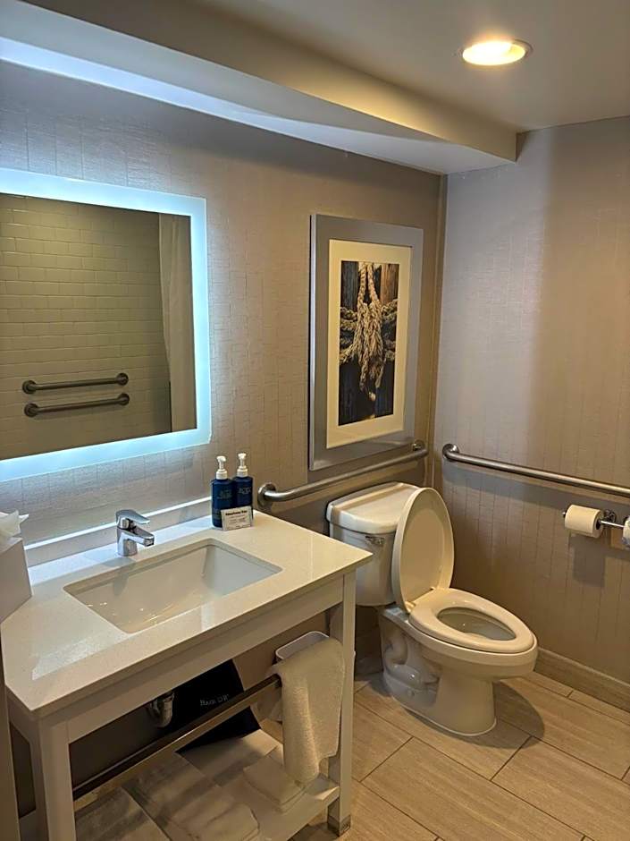 Four Points by Sheraton Charlotte - Lake Norman