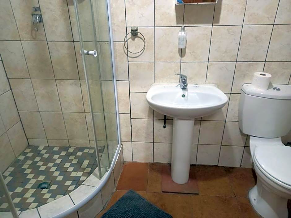 Gaggle Inn Guest Lodge