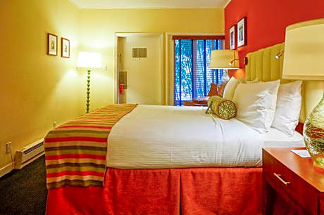 Queen Room with Pool View