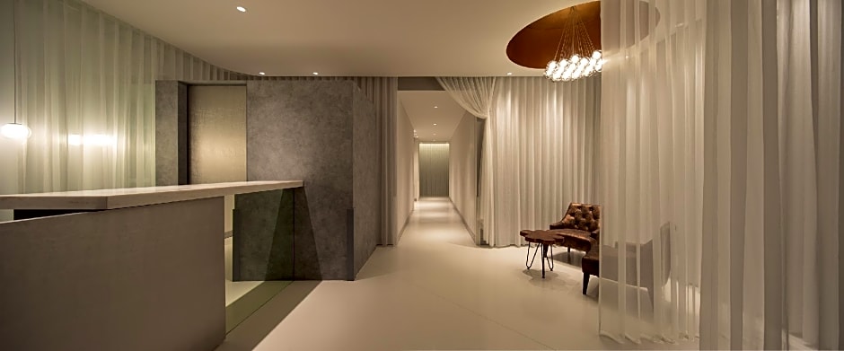 FFFFFF Hotel