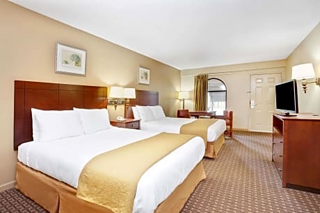 2 Queen Beds Smoking