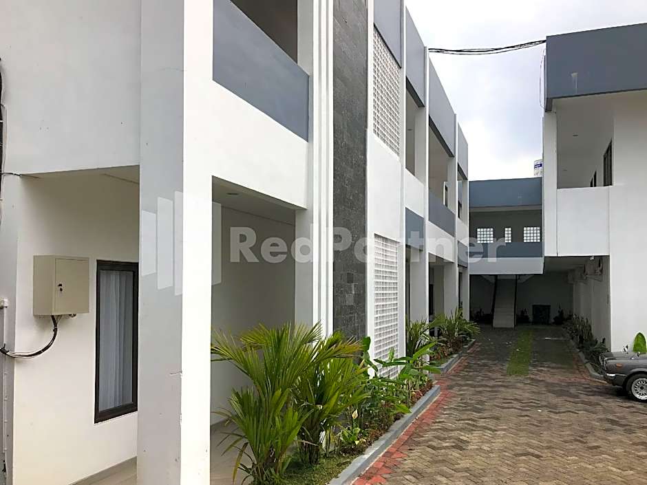 Hotel D88 Mitra RedDoorz near Santera Flower Garden