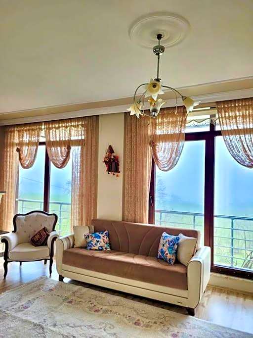 Trabzon Araklı'da Deniz Manzaralı Müstakil Villa