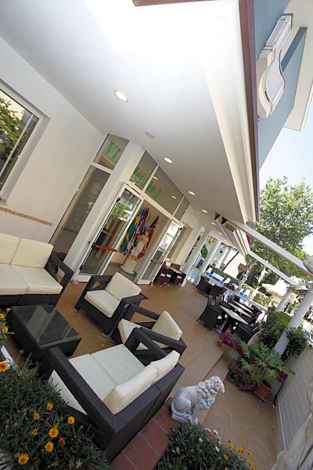 Hotel Villa dei Fiori - sul mare con piscina