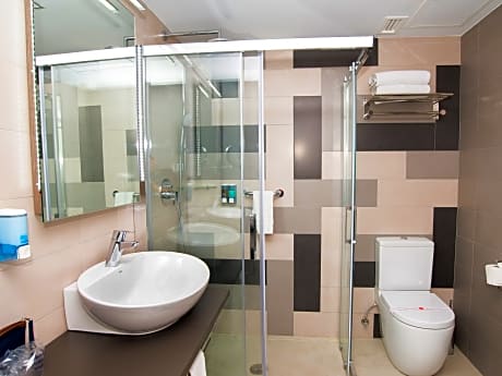 DELUXE (2 ADULTS +1 CHILD)