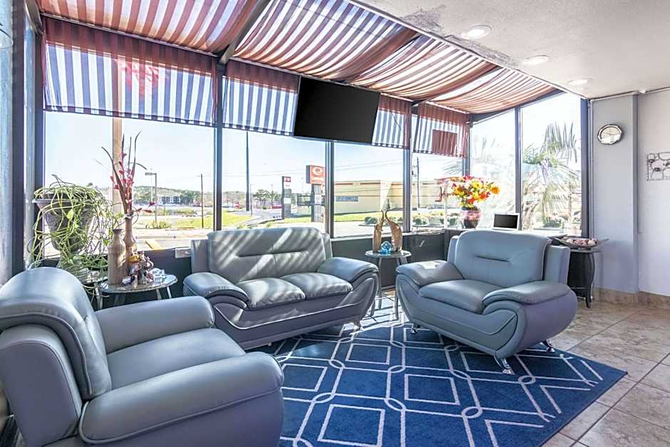 Econo Lodge Inn & Suites Macon North