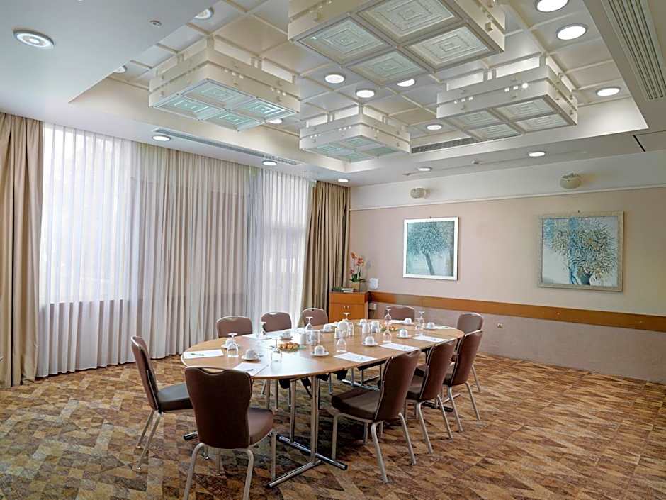 Holiday Inn Athens Attica Av Airport W. By IHG