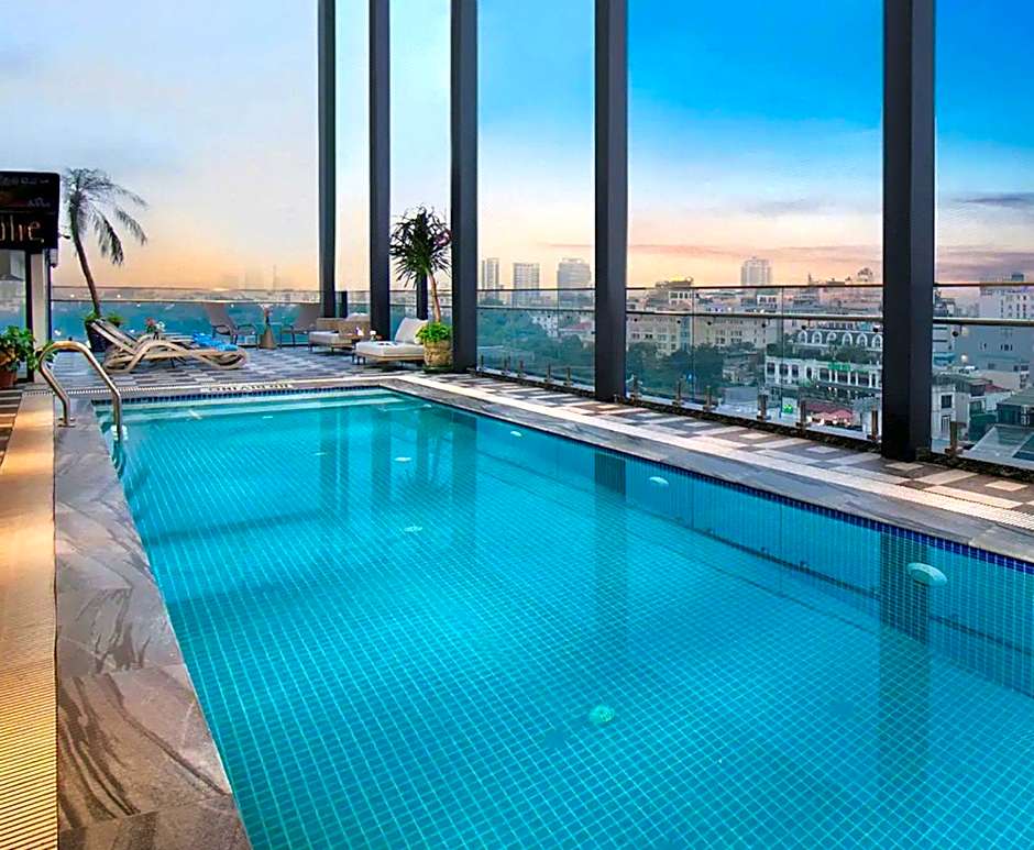 May De Ville Lakeside Hotel