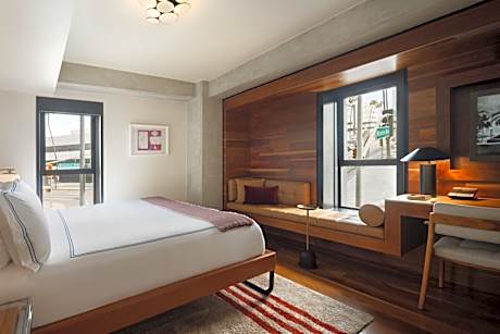 Deluxe Queen Room