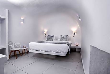 Two Bedroom Cave Suite with Caldera & Sea View