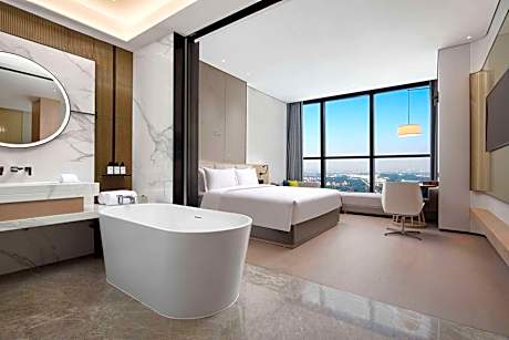 King Suite with Lake View - Non-Smoking