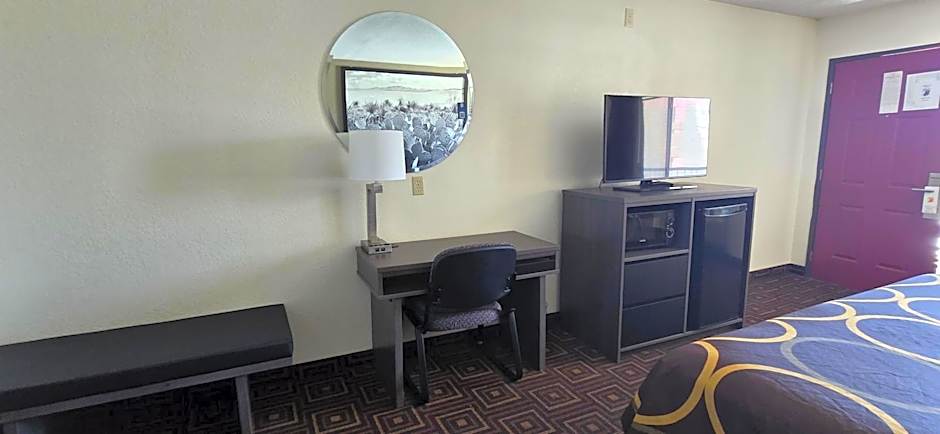 Super 8 by Wyndham Seguin