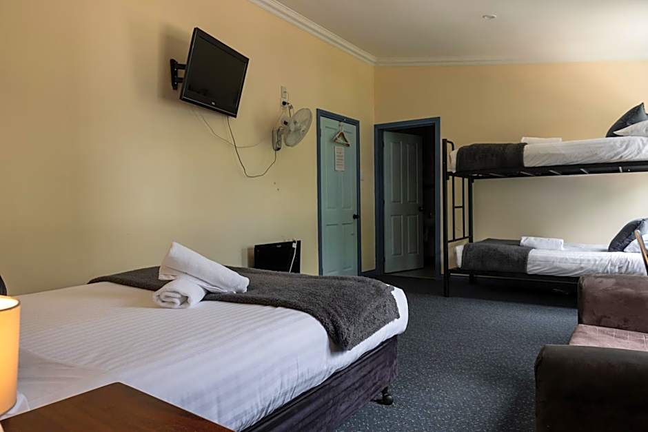 Tullah Lakeside Lodge