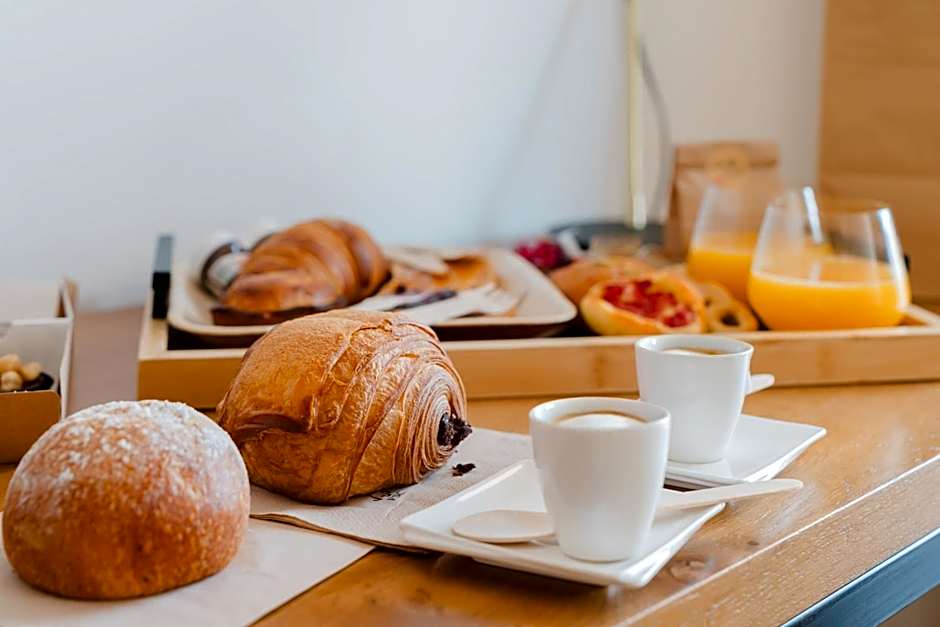 Glass House - Smart Rooms & Parking