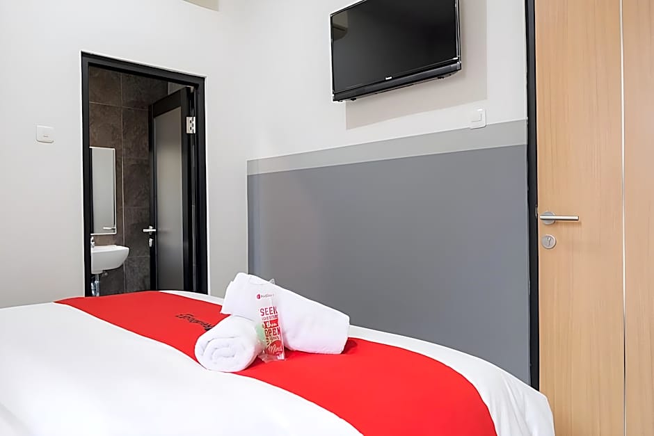 RedDoorz Plus near Taman Anggrek Mall