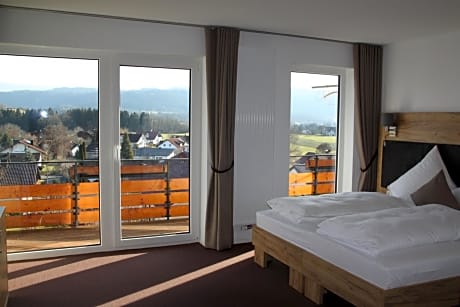 Deluxe Double Room with Mountain View and Balcony