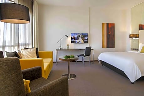 Studio with Kitchenette – Queen Bed