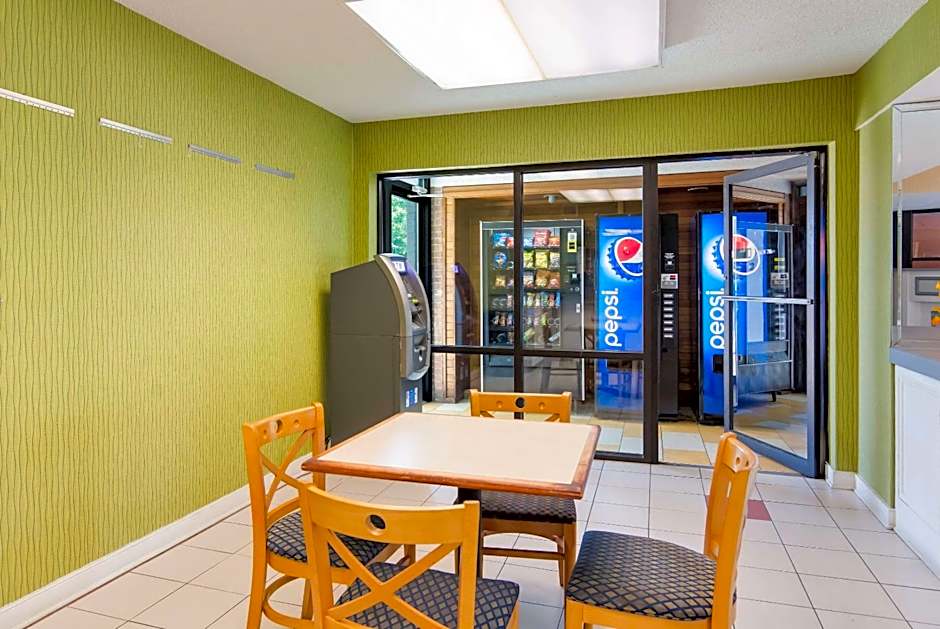 Rodeway Inn At Fort Lee