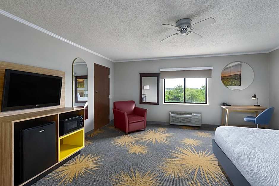 Days Inn and Suites by Wyndham Kansas City South