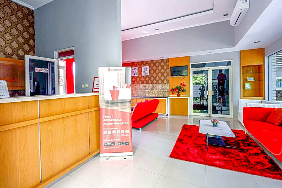 RedDoorz near Solo Square 3