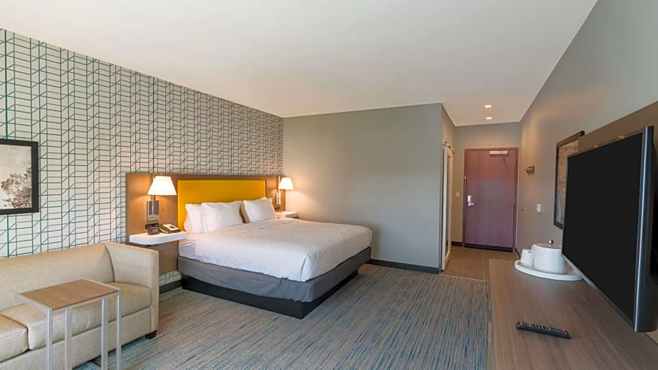 Hampton Inn By Hilton Riverside Downtown