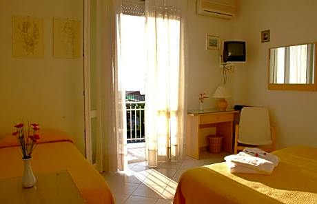 Family Room (2 Adults + 2 Children)