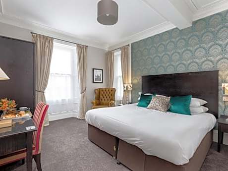 Superior King  or Twin Room with Shower - Street View