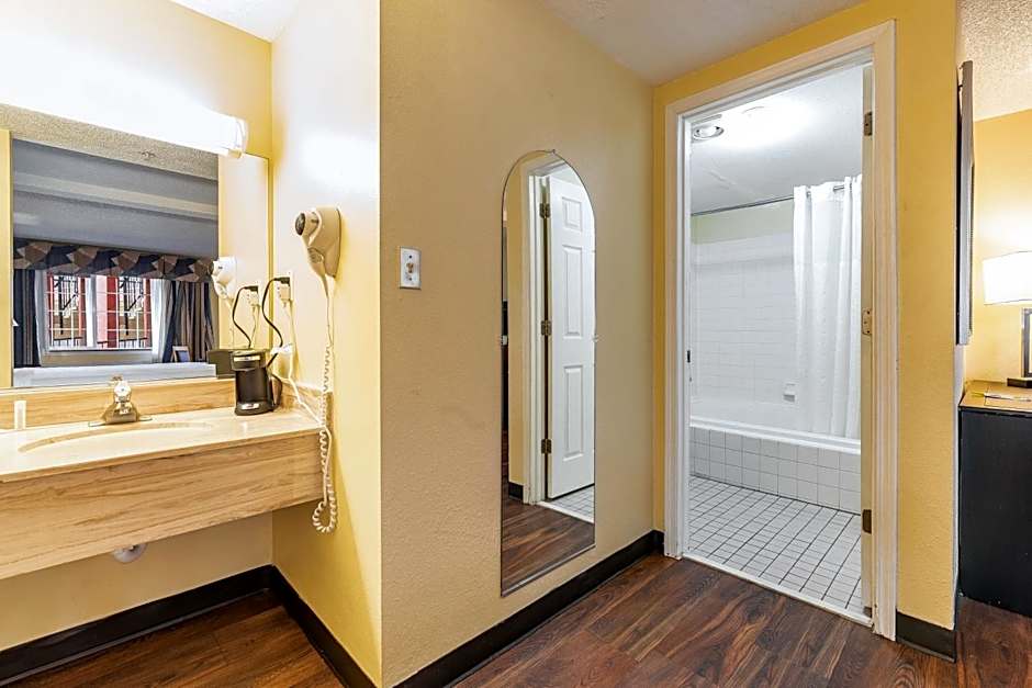 Days Inn by Wyndham Federal Way