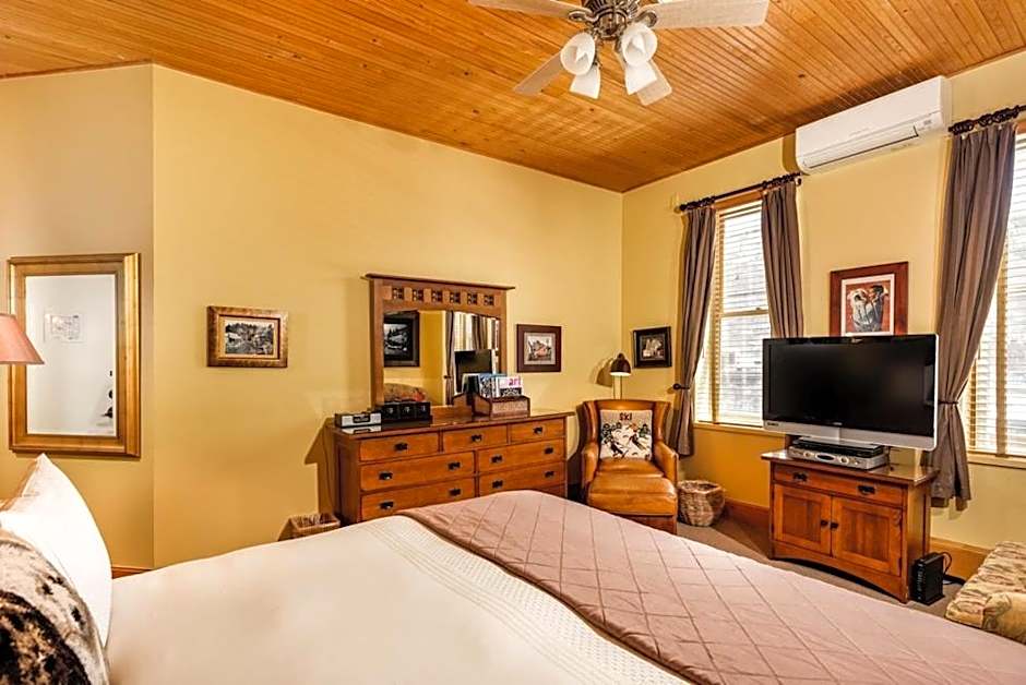 Independence Square Unit 309, Downtown Hotel Room with A/C in Aspen, Wet Bar & More