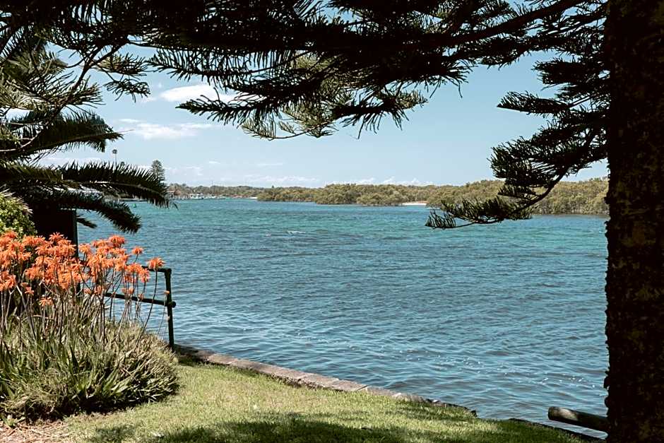 Black Swan Waterfront Motel