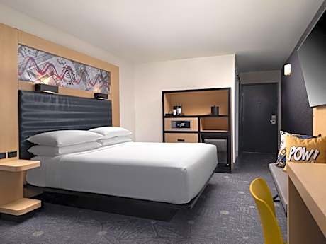 Breezy King Room - Hearing Accessible