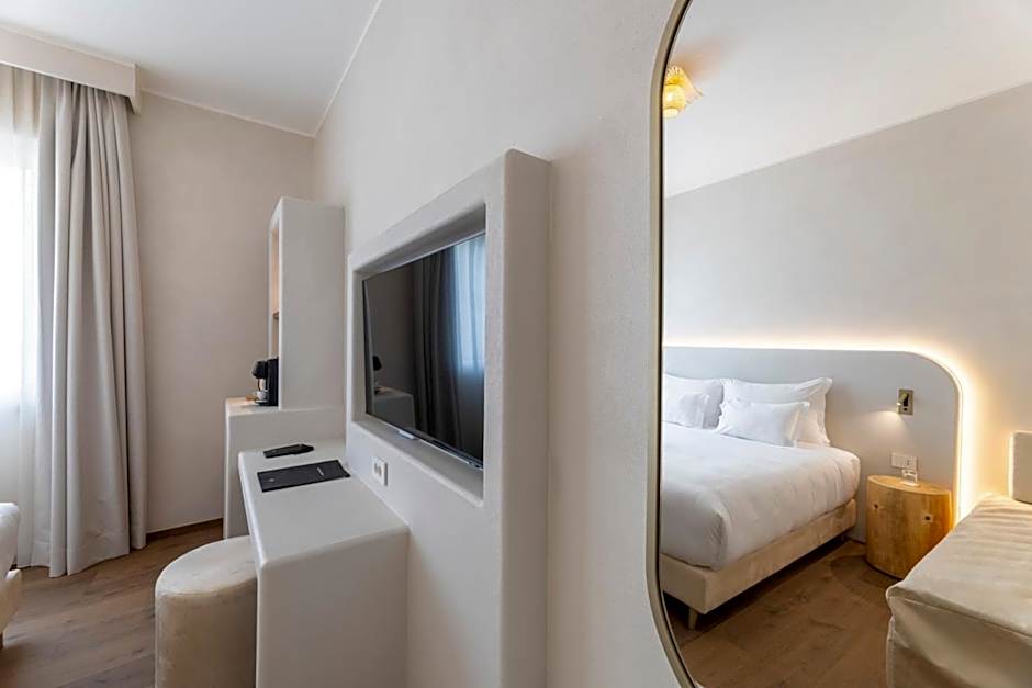 Hi Hotels Sirmione - Lakeview Pool