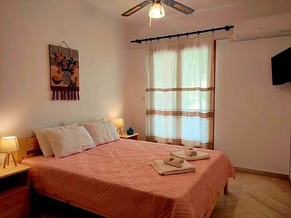 Davis Studios & Apartments