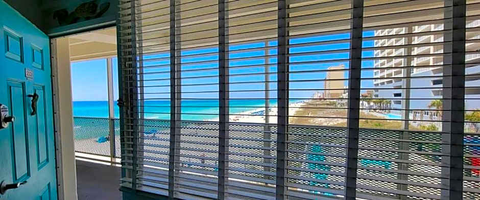 COUPLES GETAWAY, HONEYMOON SWEET, Perfectly Cozy Beach Front Condo with kitchen, pool, free parking,CHECK-IN AT DOOR