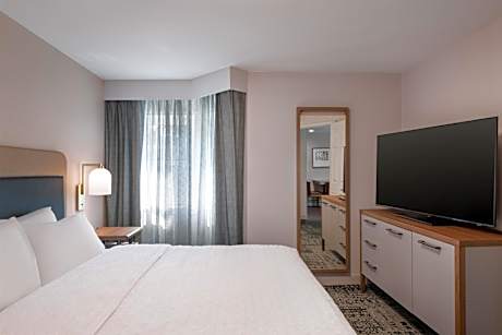 King Suite with Accessible Tub - Mobility and Hearing Access/Non-Smoking