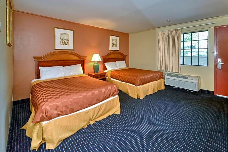 Red Carpet Inn - Stamford