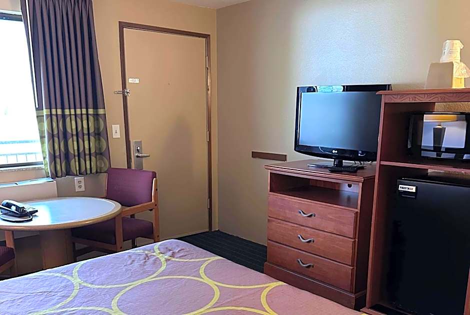 Super 8 by Wyndham Vancouver East