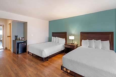 2 Queen Mobility Accessible Roll In Shower Non-Smoking Full Breakfast