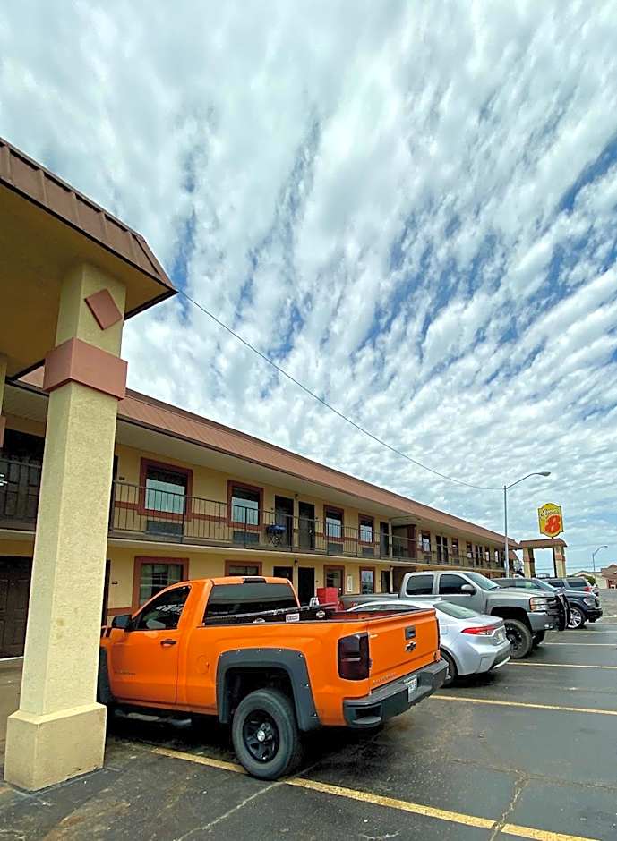 Super 8 by Wyndham Shawnee