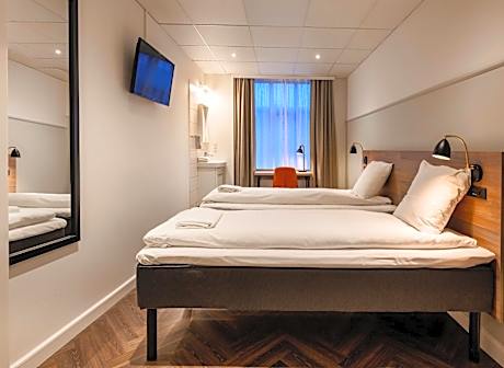 Economy Twin Room with Shared Bathroom