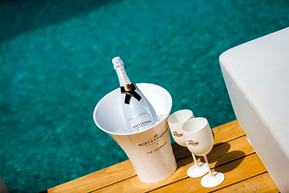 Super Paradise Hotel