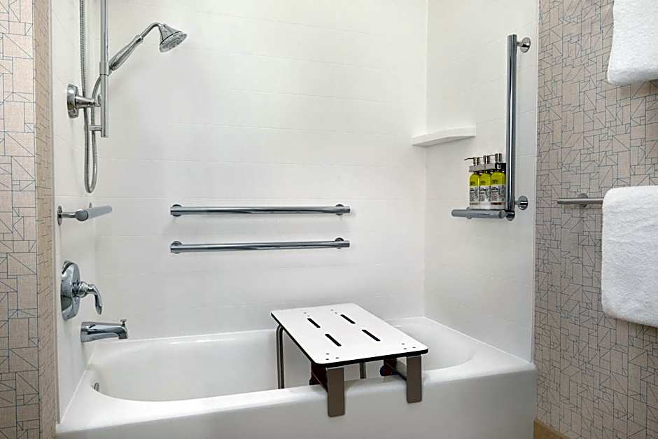 Holiday Inn Express And Suites Beaver Dam By IHG