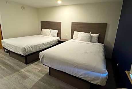 Studio with Two Queen Beds - Non-Smoking