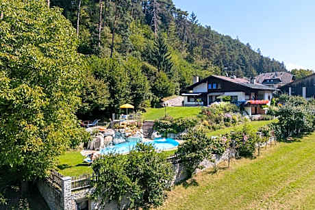 Residence Obermoarhof - Family Apartments with Pool & Playground